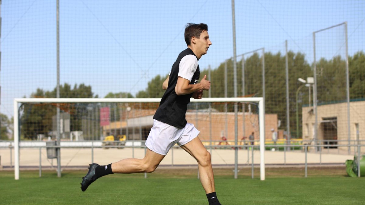 Guillermo Fernández completa un ejercicio durante el entrenamiento de ayer en la Ciudad Deportiva. ALBA DELGADO / BURGOS CF