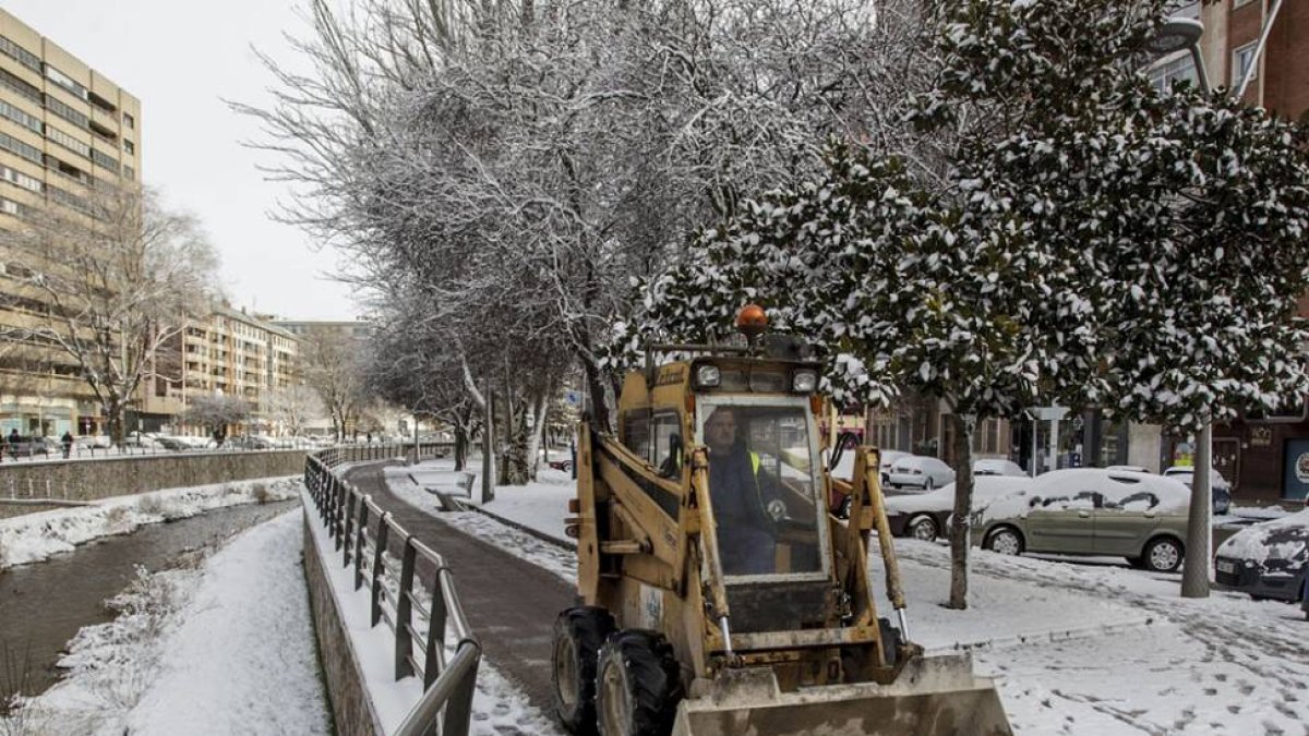 La limpieza de las calles se realizó durante toda la mañana.-SANTI OTERO