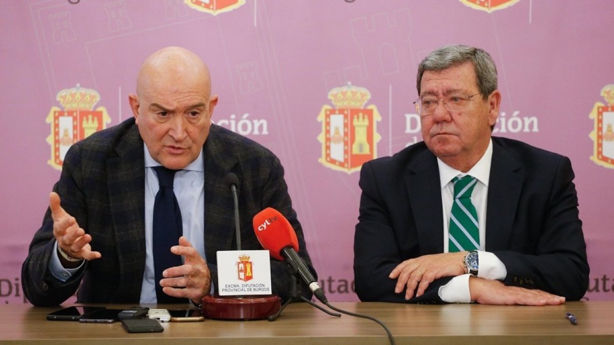 Jesús Julio Carnero y César Rico tras firmar el convenio del Fondo de Cohesión Territorial entre la Junta y la Diputación de Burgos. SANTI OTERO