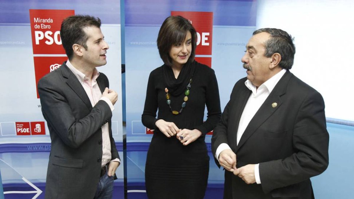 Durante su visita a Miranda, Luis Tudanca estuvo arropado por Aitana Hernando y Fernando Campo.-Ricardo Ordóñez (Ical)
