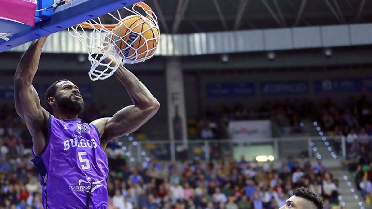Earl Clark, el MVP del partido, anota un mate ante la mirada de Lima RAÚL G. OCHOA