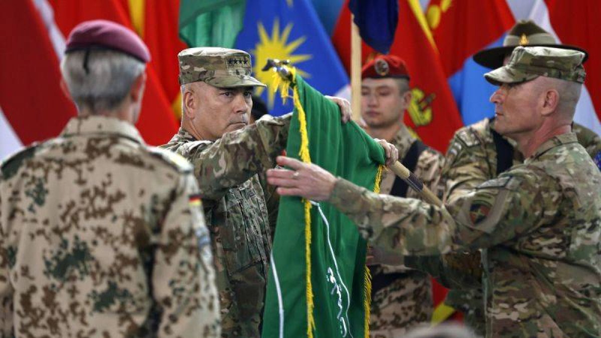 El general estadounidense John Campbell pliega la bandera de la ISAF, ayer en la ceremonia llevada a cabo en Kabul.-Foto: REUTERS / OMAR SOBHANI