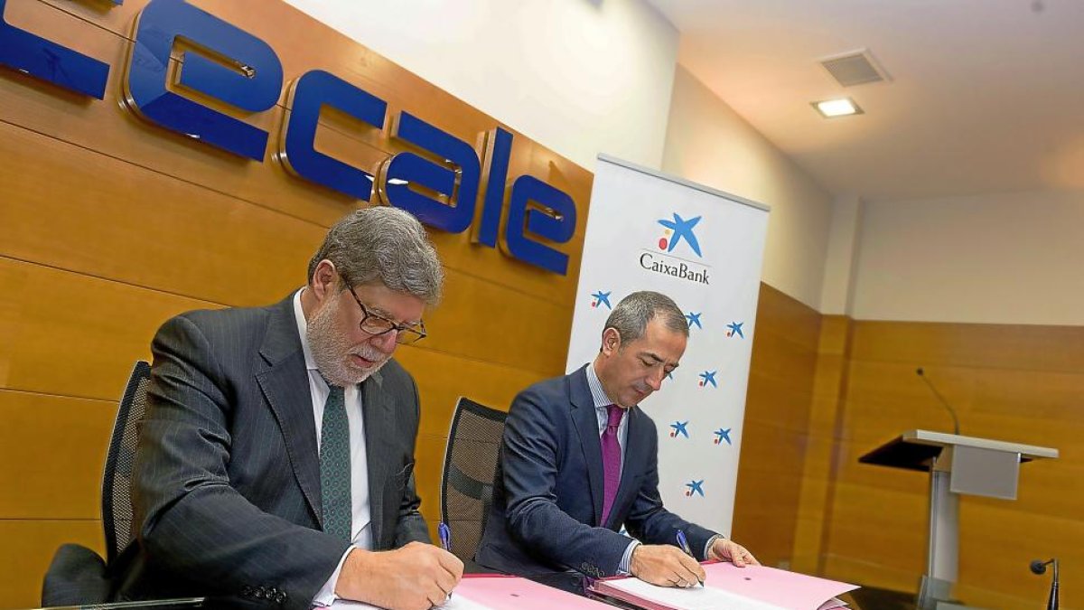 Santiago Aparicio y José Manuel Bilbao en la firma del convenio.-E.M.