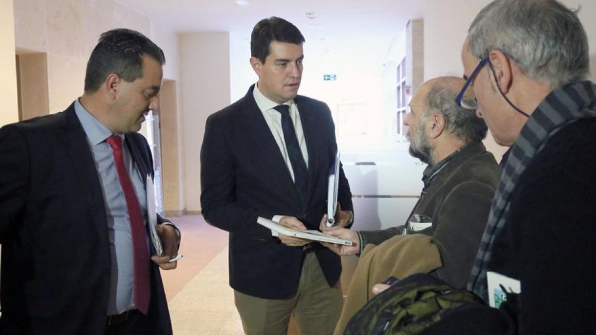 Miembros de la plataforma entregan entregan el informe a Salvador Cruz, a la izquierda, y al procurador del PP Ángel Ibáñez.-ICAL