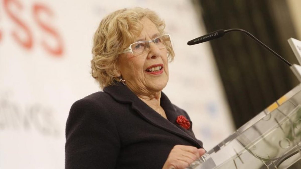 La alcaldesa de Madrid, Manuela Carmena, en un desayuno informativo.-AGUSTÍN CATALÁN