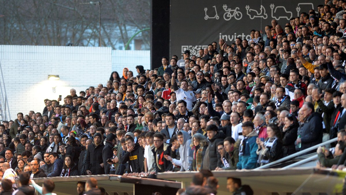 La grada de tribuna protesta en El Plantío. TOMÁS ALONSO