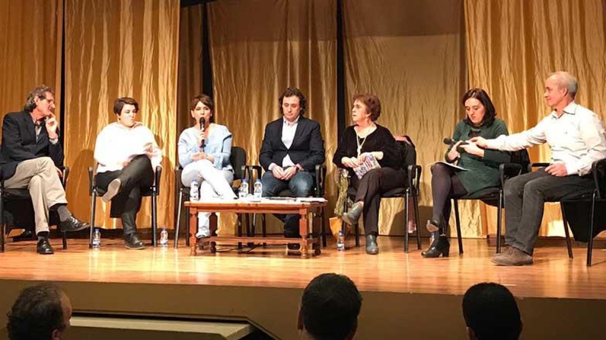 Ercilio Vidriales (ilustrador del libro), Belén Perdiguero, Esther Molinero, Marcos Núñez, Paz Molinero, Esther Díez y Domingo Villarreal, ayer, en Huerta de Rey.-ECB