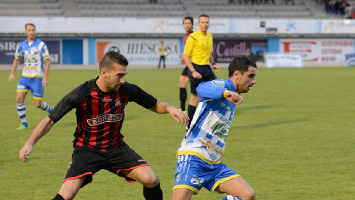 Zazu se zafa del marcaje de un defensor del Reus en el choque de ayer-Alberto Calvo