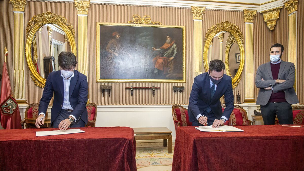 Firma entre el Ayuntamiento y la Plataforma para la Edificación Passivhaus. SANTI OTERO