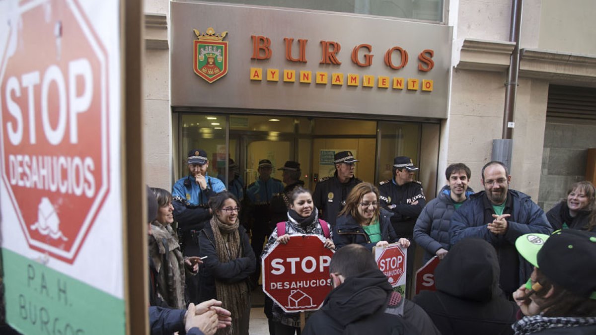 Una protesta de la Plataforma de Afectados por la Hipoteca en el Ayuntamiento en una imagen de archivo. I. L. M.