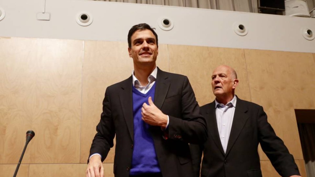 El secretario general del PSOE, Pedro Sánchez y el profesor de la USAL Manuel Alcántara-Ical