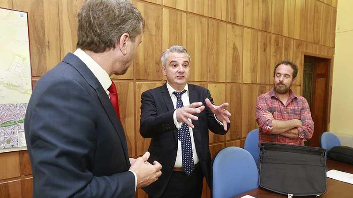 Javier Lacalle, Manuel Cámara y Eduardo García se reunieron ayer en el Ayuntamiento.-RAÚL G. OCHOA