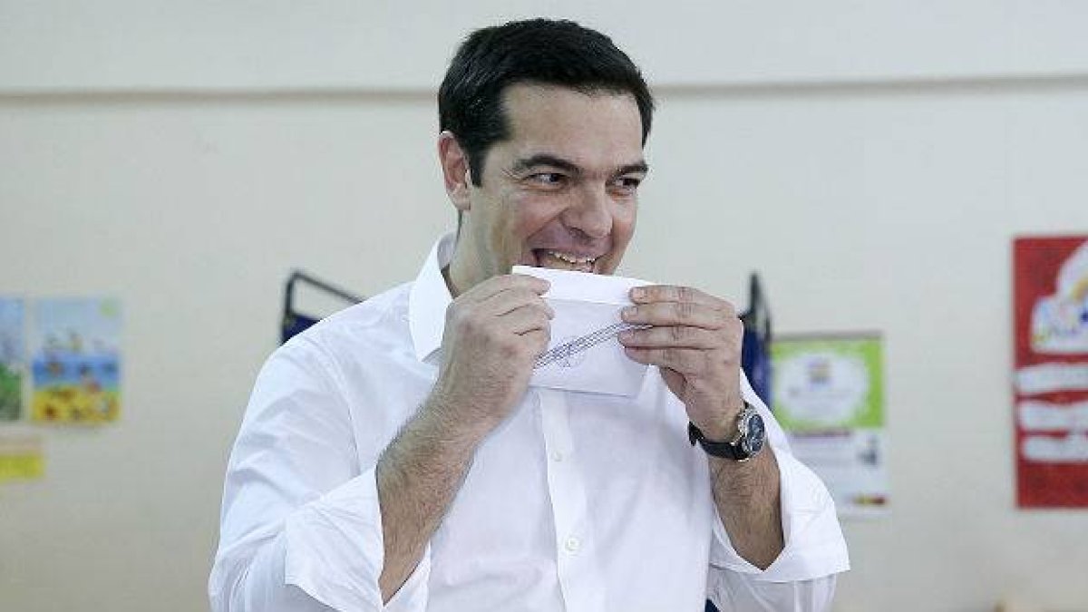 Alexis Tsipras ha madrugado para votar en el referéndum de Grecia.-Foto: REUTERS