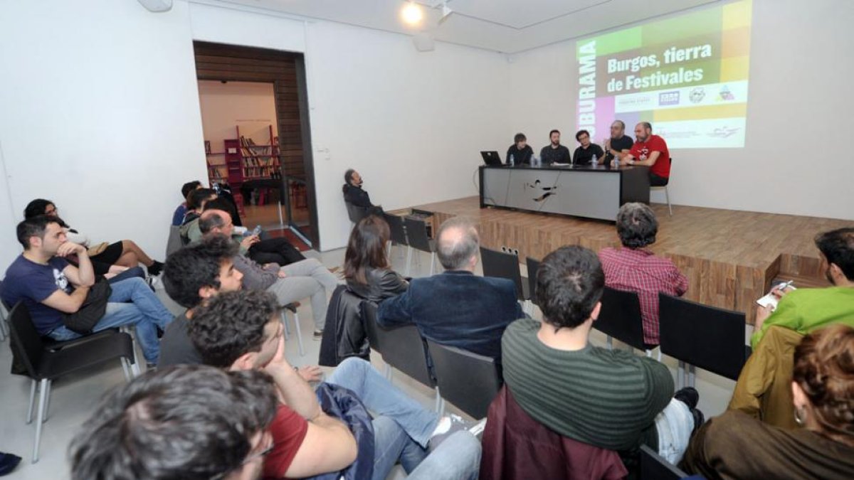 Rami Molinero, Héctor Aguilar, Rubén de Miguel, Javier Ajenjo y Diego Serrano, de i. a d., hablaron de la realidad que viven los festivales.-Israel L. Murillo