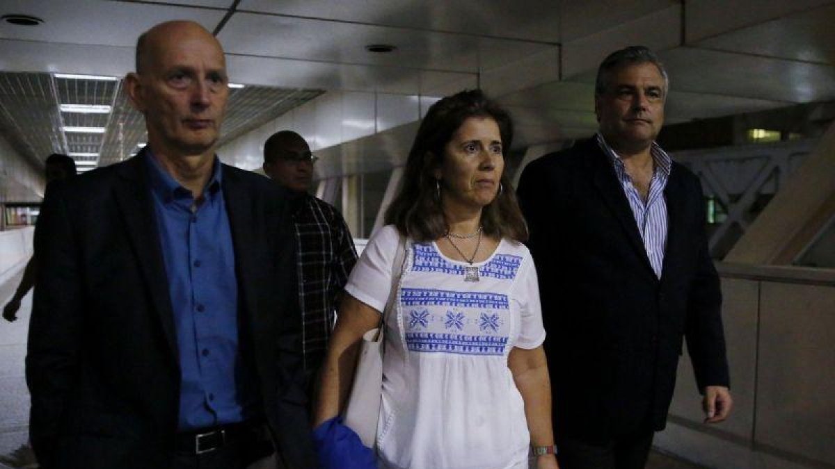 El embajador de España en Venezuela, Jesús Silva (d); el embajador de los Países Bajos en Venezuela, Norbert Braakuis (i), y la embajadora de la Unión Europea en Venezuela, Isabel Brilhante (c), estaban esperando a la misión de europarlamentarios.-EFE
