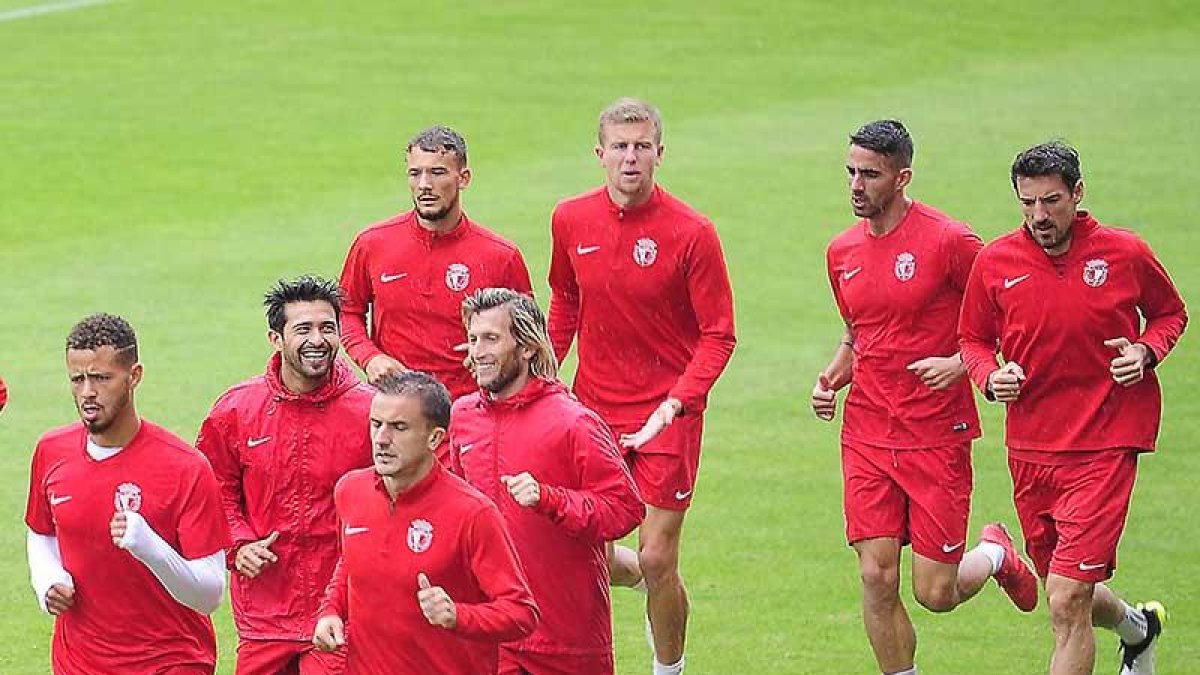 Imagen de un entrenamiento del Burgos CF en El Plantío.-ISRAEL L. MURILLO