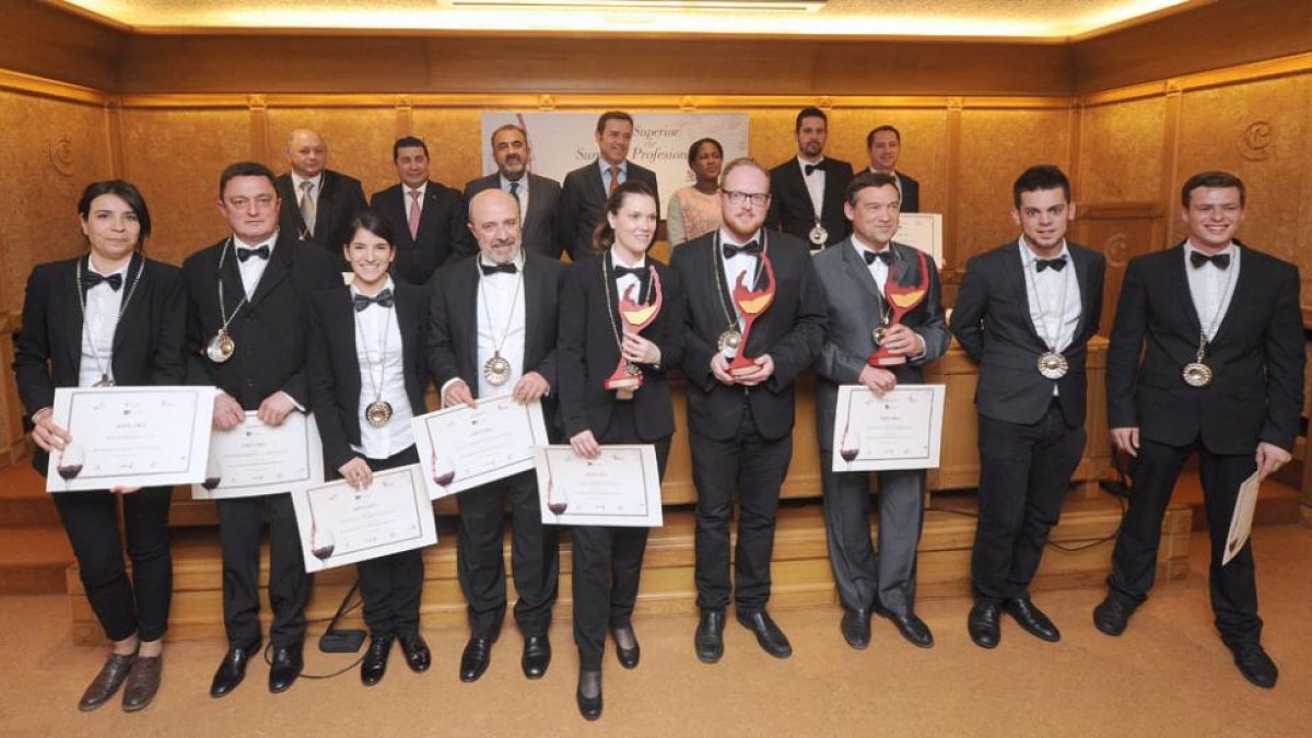 Parte del alumnado del curso de sumiller con sus diplomas en el acto de clausura.-ISRAEL L. MURILLO