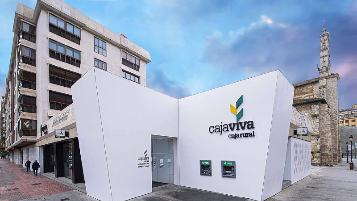 Sede central de Cajaviva Caja Rural en la avenida de la Paz. / ISRAEL L. MURILLO