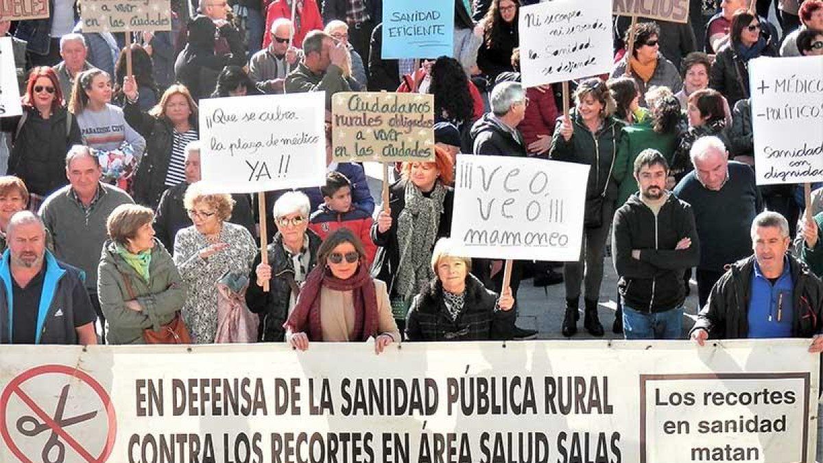 Salas salió a la calle el sábado como protesta por la decisión de la Junta de no reponer a un médico jubilado en octubre.-ECB