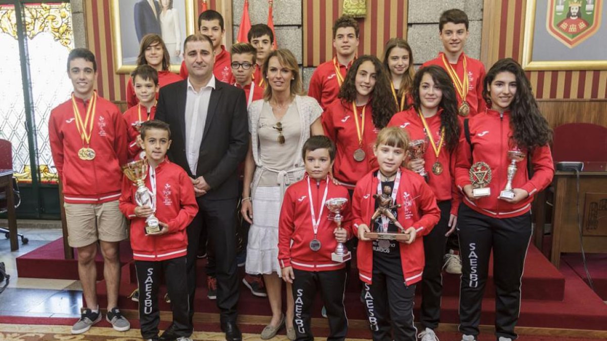 Los jóvenes valores del Saesbu posan en el Salón de Plenos del Ayuntamiento con la concejal Lorena de la Fuente.-Santi Otero
