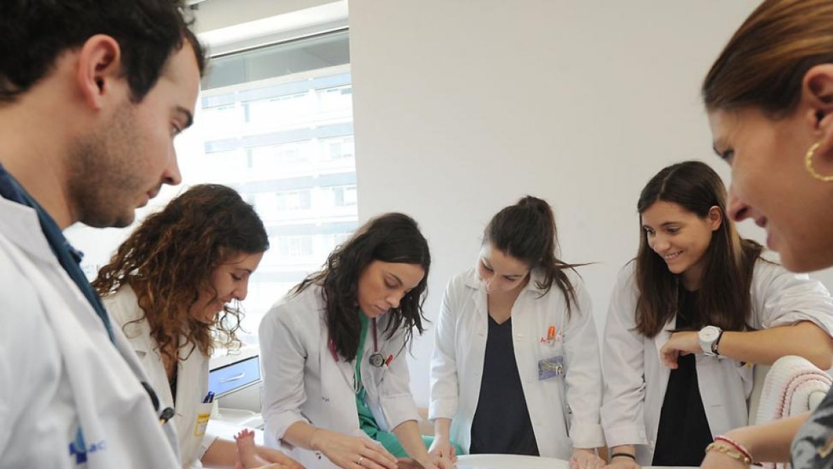 Un grupo de médicos residentes obervan a un bebé.-ISRAEL L. MURILLO