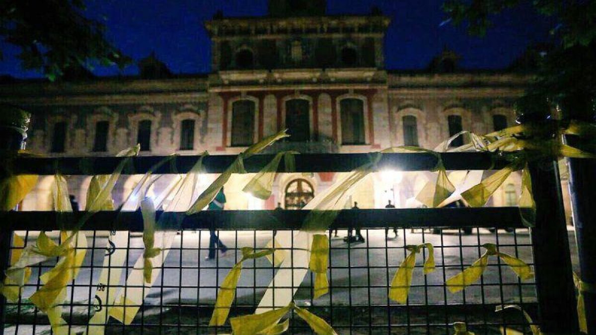 Lazos amarillos en torno al Parlament.-EL PERIÓDICO