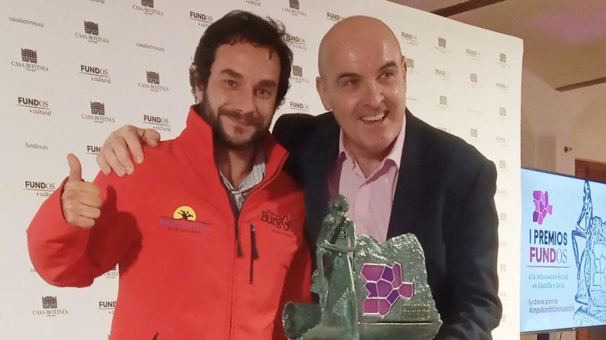 El presidente de ADRI (dch) y el representante de los voluntarios, con el premio.-ECB