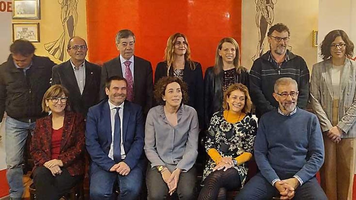 Isaac Angulo (arriba, tercero por la izquierda), ayer, junto a su nuevo equipo, renovado en un 60%.-ECB