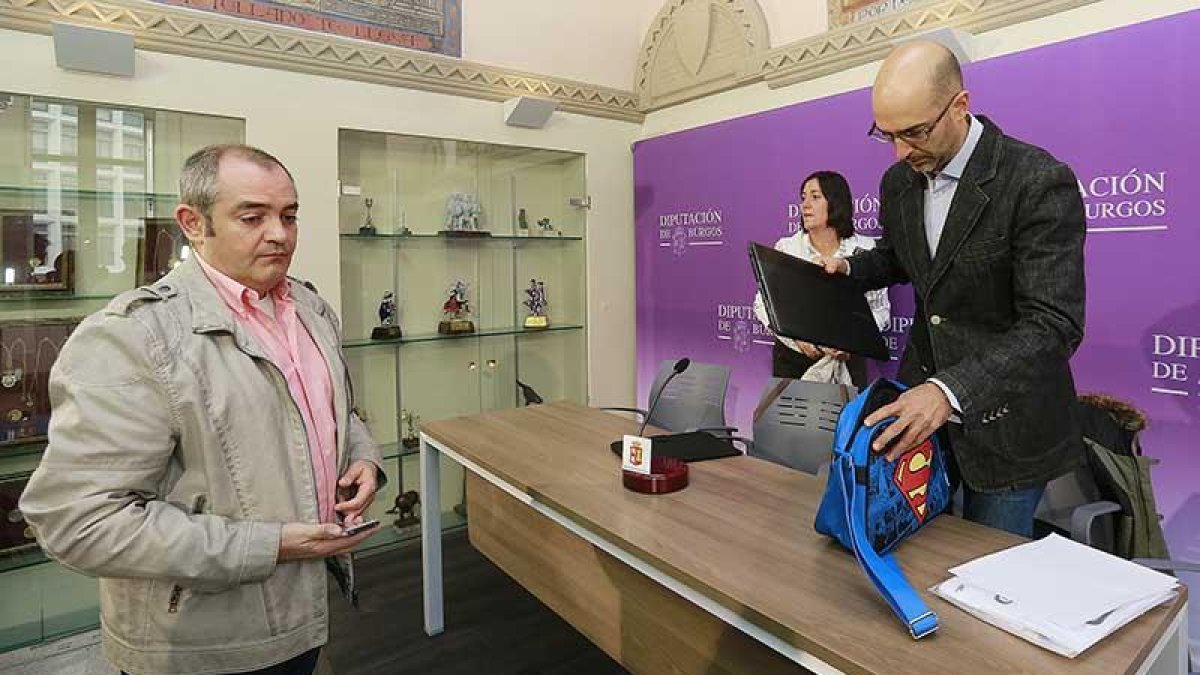 Ojeda (dch), acompañado por la secretaria del comité Begoña Lavín y el vicesecretario, Jorge Guinea (de pie).-R. O.