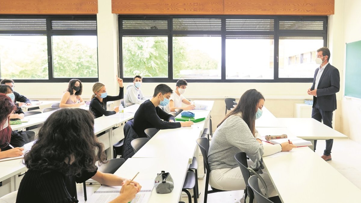 Estudiantes en una de un aula, imagen archivo / E. M.