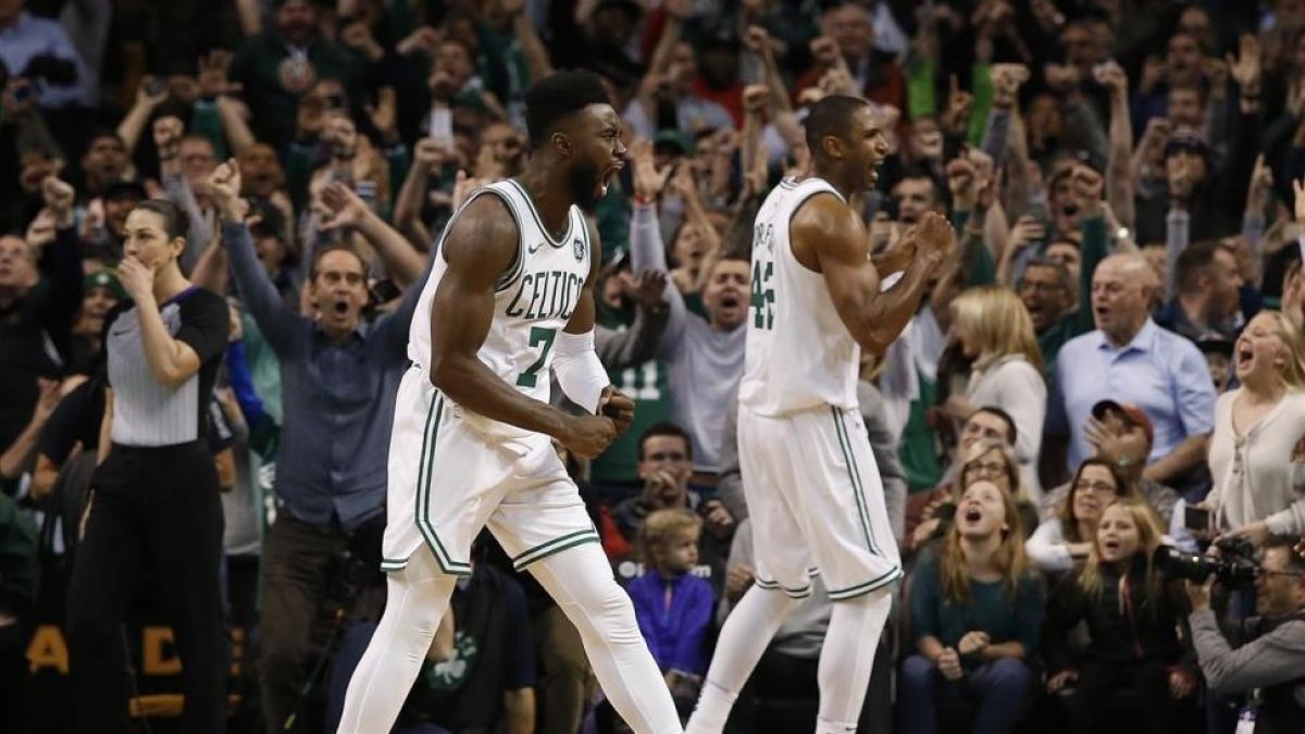 Los jugadores de los Celtics y su afición celebran la victoria-/ WINSLOW TOWNSON