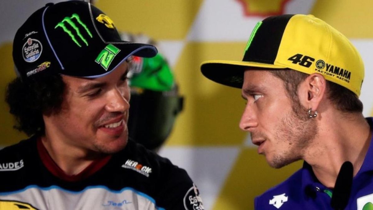Franco Morbidelli, a la izquierda, conversa con su maestro Valentino Rossi, en la conferencia de prensa del Gran Premio de Malasia, celebrada, en Sepang, el pasado jueves.-EFE / FAZRY ISMAIL