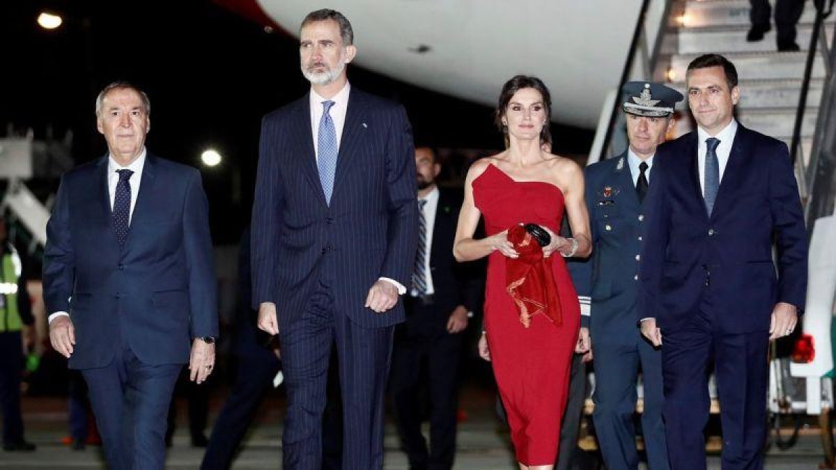 Los Reyes de España a su llegada a la ciudad argentina de Córdoba.-EFE
