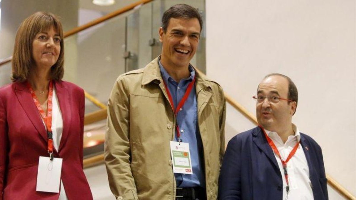 Idoia Mendia, líder del PSE, Pedro Sánchez y Miquel Iceta, este sábado en Bilbao.-EFE / LUIS TEJIDO