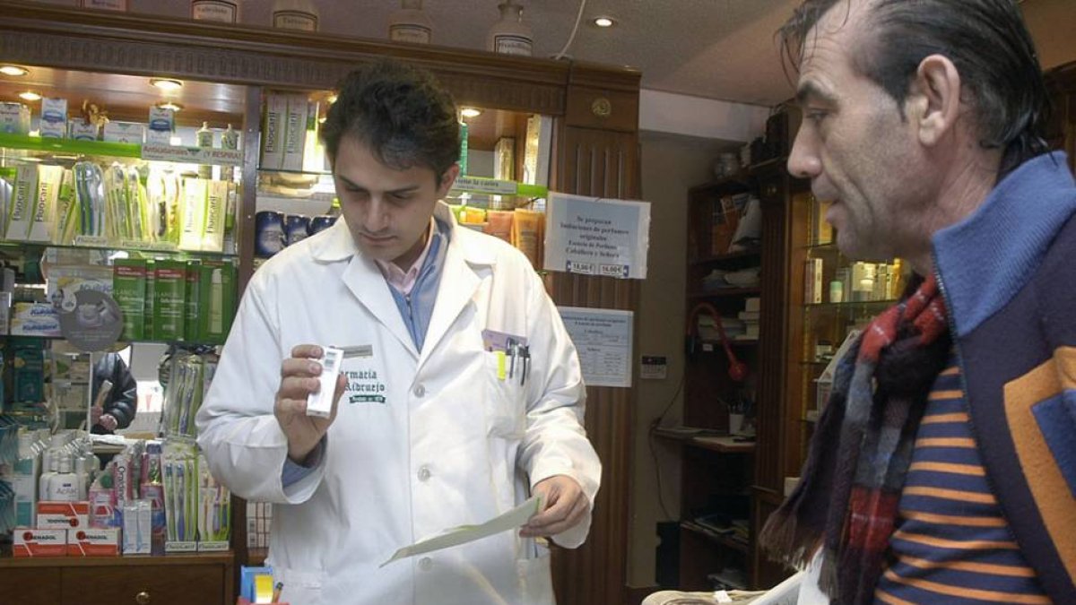 Un farmacéutico dispensando los medicamentos requeridos por el paciente en un establecimiento de Burgos.-RAÚL G. OCHOA
