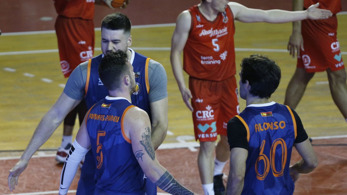 Román, Pomares y Alonso celebran una canasta. SANTI OTERO