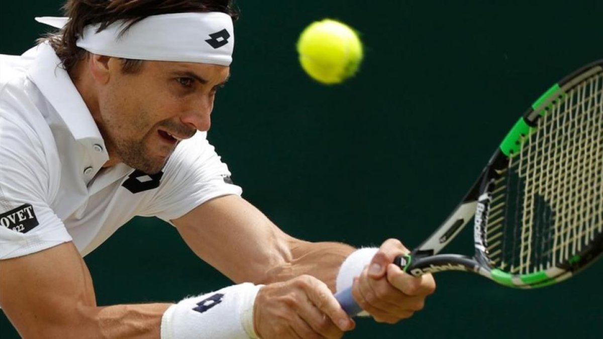 Ferrer ejecuta un golpe en su partido ante Mahut.-AFP / ADRIAN DENNIS