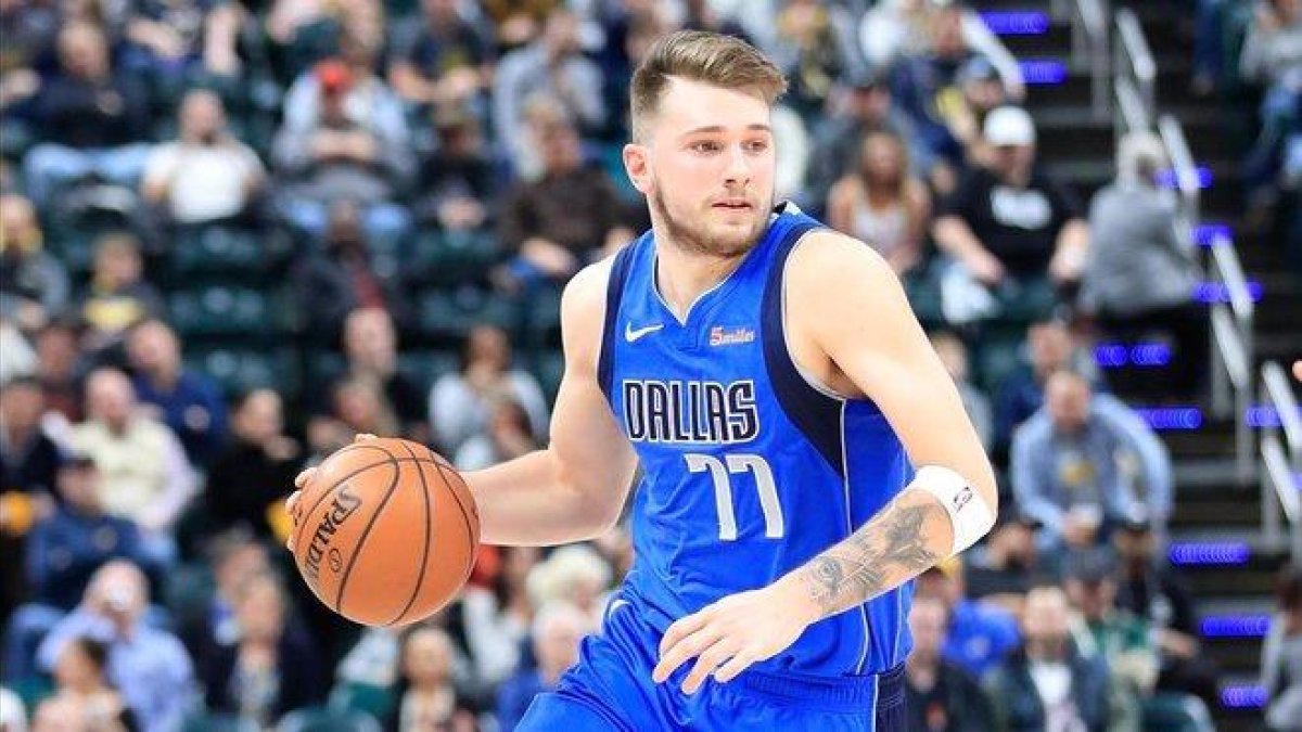Luka Doncic dirige un ataque de los Mavericks en la pista de los Pacers.-AFP / ANDY LYONS