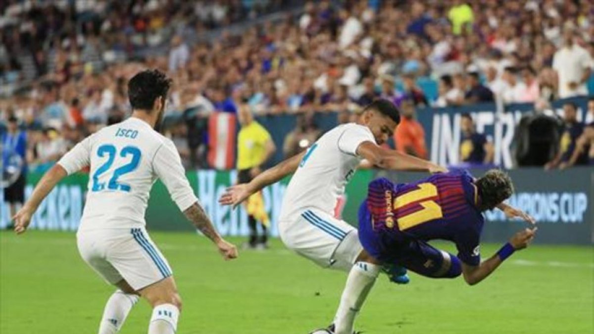 DUREZA Neymar cae al suelo tras una entrada de Casemiro.-AFP / CHRIS TROTMAN - AFP / MIKE EHRMANN