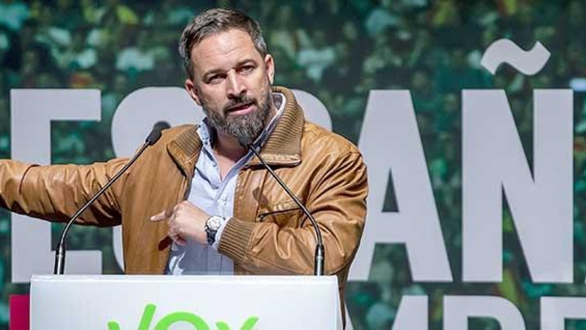 El líder de Vox, Santiago Abascal, fue recibido ayer en el Fórum entre aplausos y gritos de «presidente».-SANTI OTERO