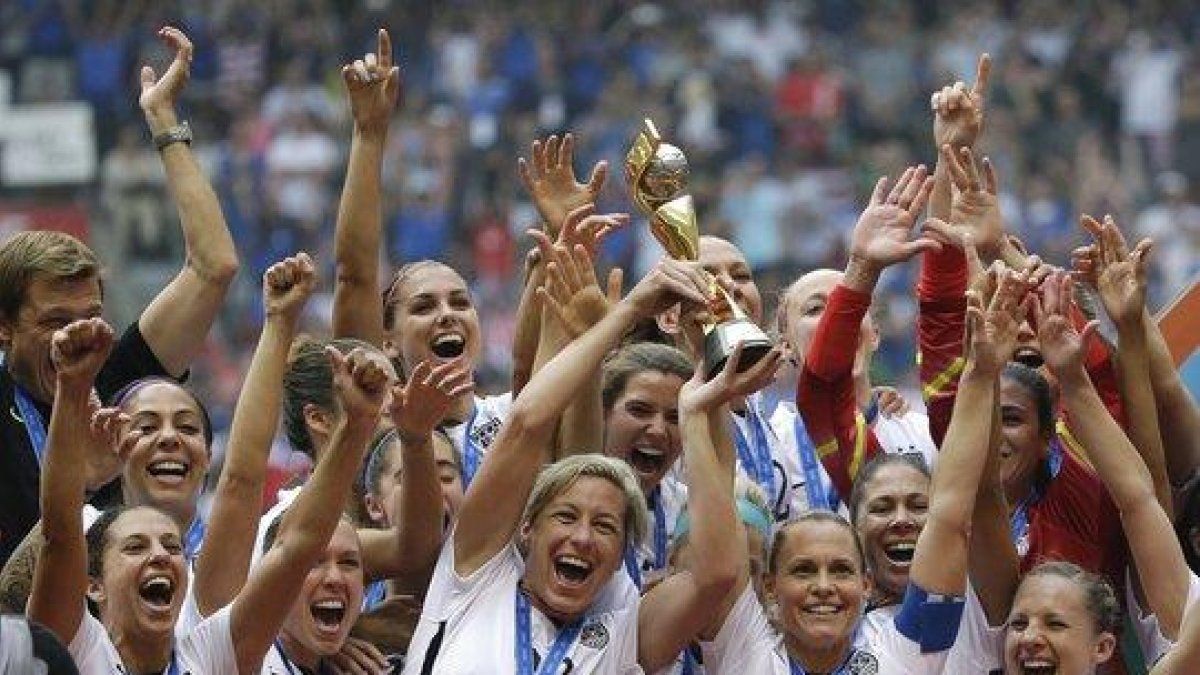 Estados Unidos se coronó campeón del mundial femenino de fútbol en el certamen celebrado en Francia.-AP