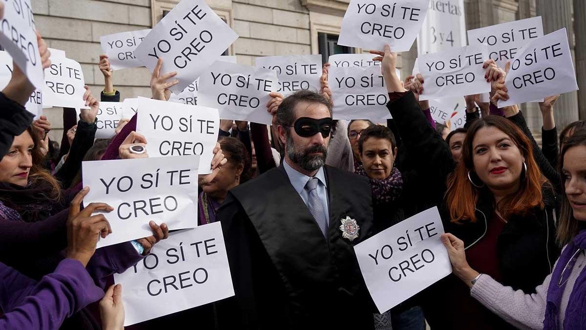 Podemos carga contra los jueces machistas con una performance frente al Congreso.-EFE