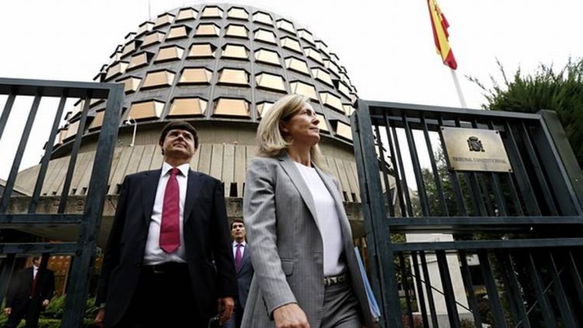 La abogada General del Estado, Marta Silva, tras presentar el recurso contra la ley de consultas catalana este mediodía en el Tribunal Constitucional-Foto: DAVID CASTRO