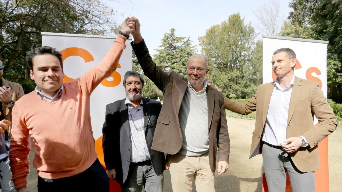 Los partidarios de Igea alzan su brazo el sábado pasado, instantes después de reonocer su derrota en las primarias de las que hoy es ganador.-ICAL