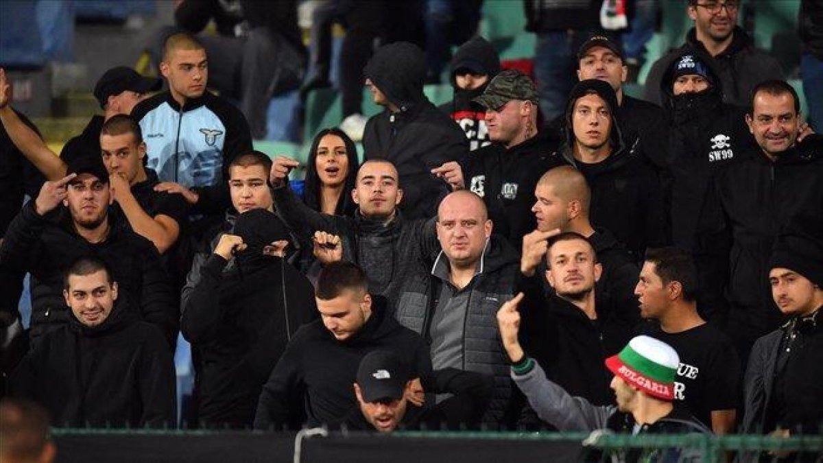 Ultras búlgaros durante el partido contra Inglaterra del lunes en Sofía.-EFE / GEORGI LICOVSKI