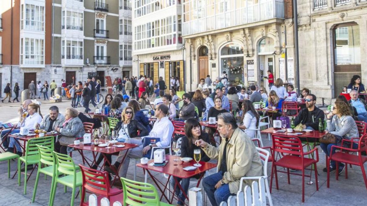 Las terrazas del centro de la ciudad ya empiezan a llenarse gracias al puente y al buen tiempo.-ISRAEL L. MURILLO