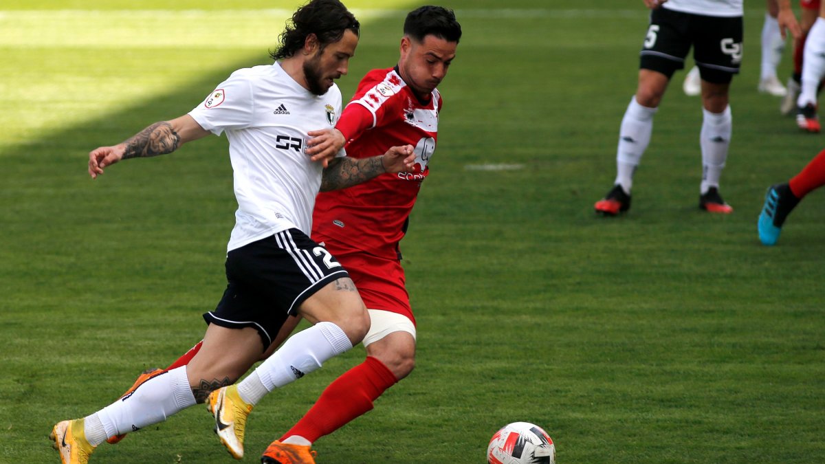 Miki Muñoz pugna con un rival en el partido ante el Unionistas. SANTI OTERO