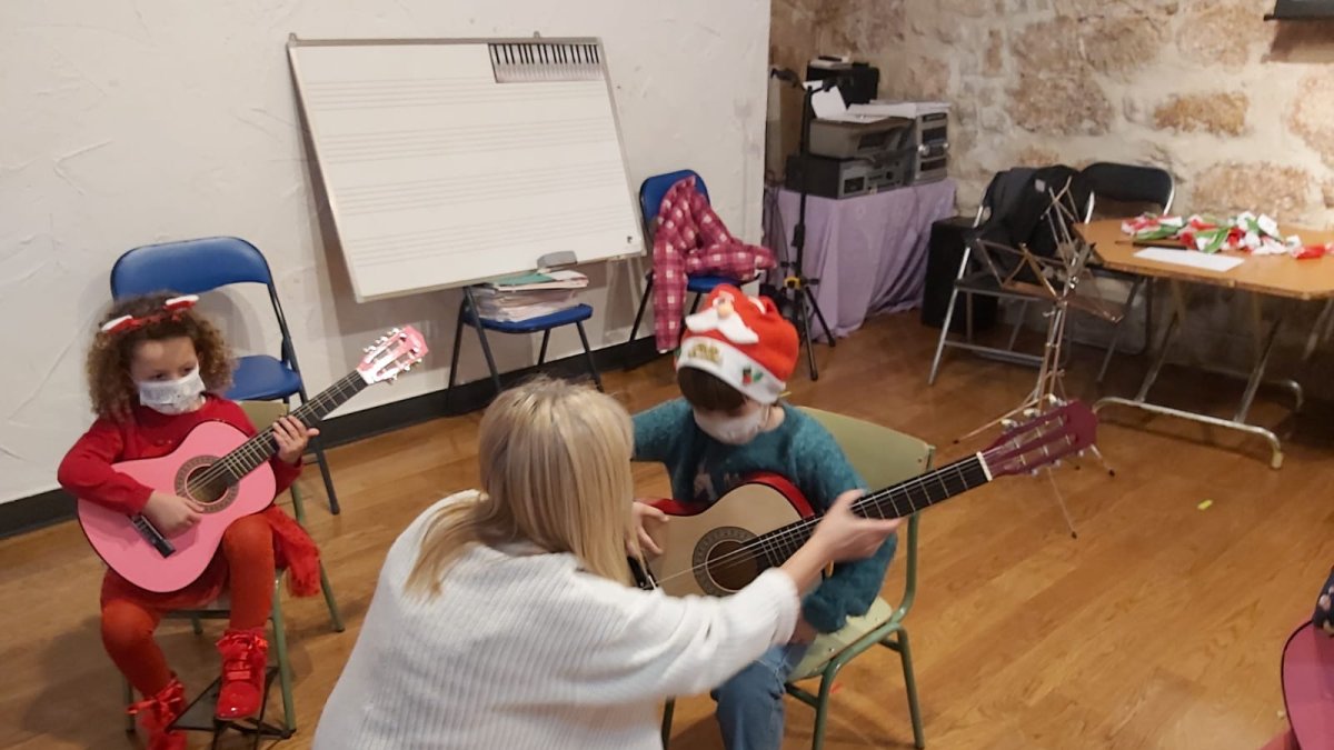 Covarrubias organiza cursos de iniciación a la guitarra, el ukelele, el laúd y la bandurria para atraer visitantes. ECB