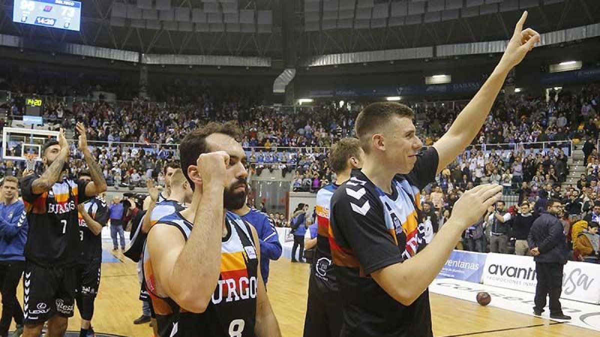 Los internacionales Benite y Cancar saludan a la afición tras conseguir una victoria.-SANTI OTERO
