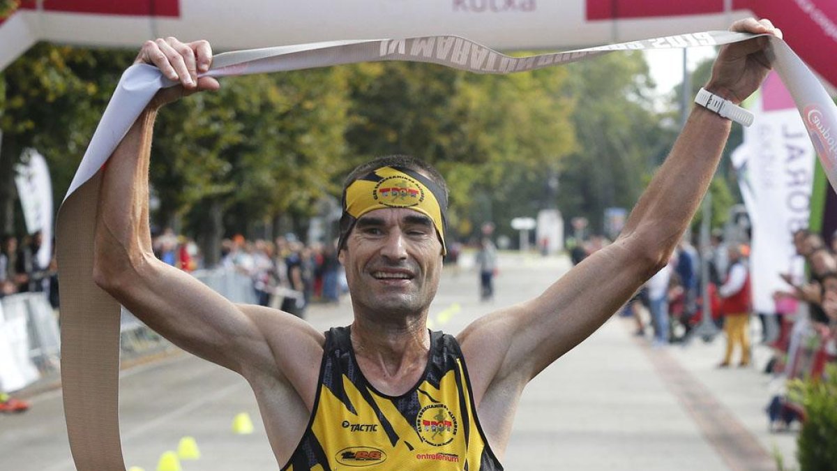 Héctor Franco inscribió ayer su nombre en el palmarés de vencedores de la IV Campofrío Maratón Burgos-Santi Otero